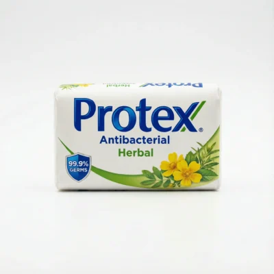Vue de face du savon PROTEX PHARMAPUR HERBAL 150G dans son emballage blanc rectangulaire orné de fleurs jaunes et texte bleu.
