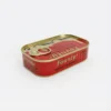 Vue de latérale de la SARDINE FOUNTY NON PIMENTEE 125G dans sa conserve rectangulaire en métal rouge et doré avec opercule.