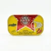 Vue de face de la conserve de SARDINE KETY PIMENTE 125G, rectangulaire et métallique, aux couleurs vives jaune et rouge.