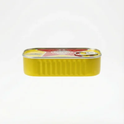 Vue latérale de la conserve SARDINE KETY PIMENTE 125G, boîte rectangulaire en métal jaune avec un couvercle rouge et argenté.