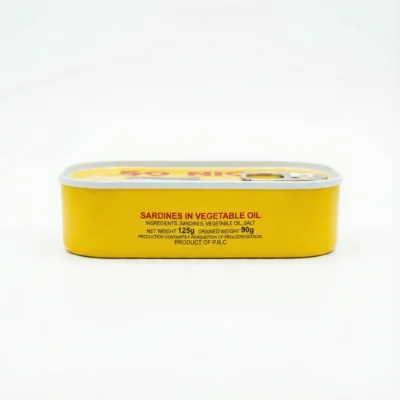 Vue latérale de la conserve rectangulaire et jaune de SARDINE SO NICE PIMENTEE 125G, avec ses inscriptions en lettrage rouge.