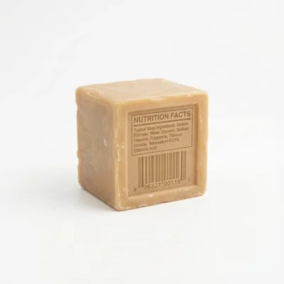 Vue arrière du SAVON AZUR 350G, un cube de savon beige avec son étiquette d'ingrédients et son code-barres.