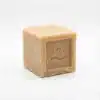 Vue de face du SAVON AZUR 350G, un cube de savon de couleur beige sur un fond blanc.