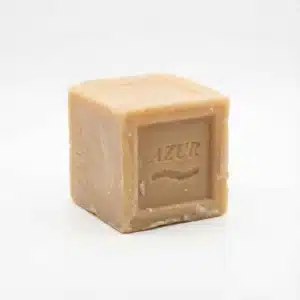 Vue de face du SAVON AZUR 350G, un cube de savon de couleur beige sur un fond blanc.