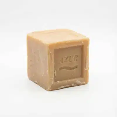 Vue de face du SAVON AZUR 350G, un cube de savon de couleur beige sur un fond blanc.
