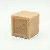 Vue de latérale du Savon Azur 350g, un bloc cubique de savon traditionnel beige rustique sur un fond blanc.