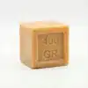 Vue de arrière du cube de SAVON AZUR 400G, de couleur jaune-ocre, montrant l'inscription "400 GR" gravée sur sa face.