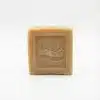 Vue de face du SAVON AZUR 400G, un cube de savon beige traditionnel avec son logo estampé sur fond blanc.