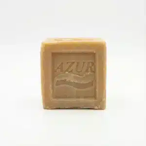 Vue de face du SAVON AZUR 400G, un cube de savon beige traditionnel avec son logo estampé sur fond blanc.