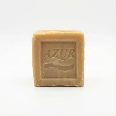 Vue de face du SAVON AZUR 400G, un cube de savon beige traditionnel avec son logo estampé sur fond blanc.