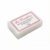 Vue de dessus du SAVON LE DAUPHIN CLASSIQUE 100G, un pain blanc rectangulaire sous plastique transparent avec étiquette rose.