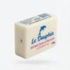 Vue de latérale du SAVON LE DAUPHIN CLASSIQUE 175G, pain rectangulaire blanc cassé avec logo bleu et écriture rose.