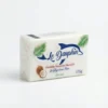 Vue de face du SAVON LE DAUPHIN COCONUT 175G, un pain blanc rectangulaire emballé sous cellophane avec un logo bleu et vert.