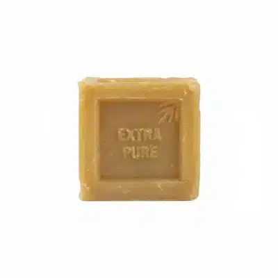 Vue de arrière du SAVON MAYOR 360G, un cube de savon ocre estampillé des mots "EXTRA PURE" sur fond blanc.