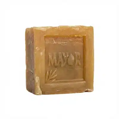 SAVON MAYOR 360G en vue de face, un cube de savon solide ocre aux bords irréguliers, sur un fond blanc.