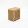 Vue de latérale du Savon Mayor 360g, un bloc cubique de couleur brun-beige posé sur un fond blanc.