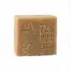 Vue de face du SAVON SANET 700G, un cube de savon solide de couleur marron avec des inscriptions en relief sur fond blanc.