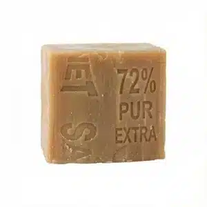 Vue de face du SAVON SANET 700G, un cube de savon solide de couleur marron avec des inscriptions en relief sur fond blanc.