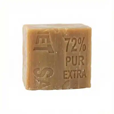 Vue de face du SAVON SANET 700G, un cube de savon solide de couleur marron avec des inscriptions en relief sur fond blanc.