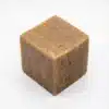 Vue de latérale du SAVON SANET 700G, un cube de savon solide brun avec des inscriptions et des logos estampés.
