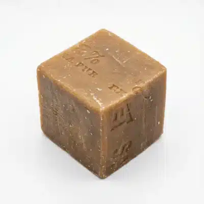 Vue de latérale du SAVON SANET 700G, un cube de savon solide brun avec des inscriptions et des logos estampés.