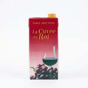 Bouteille Cuvée du Roi rouge servie à table à Douala