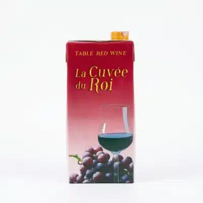 Bouteille Cuvée du Roi rouge servie à table à Douala