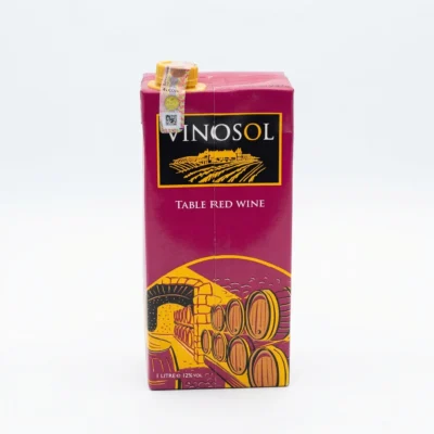 Bouteille Vinosol rouge sur une table conviviale à Yaoundé