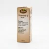 Vue latérale étroite du flacon Juan vitamine E posé droit.