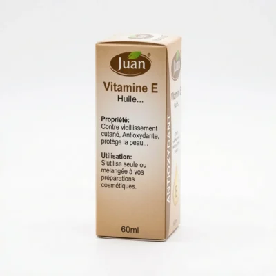 Vue latérale étroite du flacon Juan vitamine E posé droit.